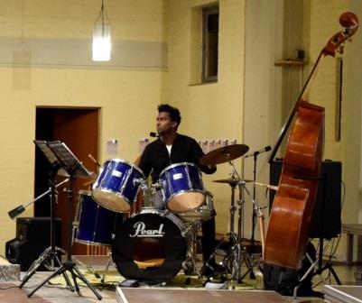 Julian K&auml;uflin am Schlagzeug, "Hei&szlig;e Rythmen", Christuskirche, 13.11.2019
