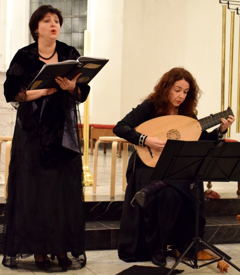 Prof. Regina Kabis (Sopran) u. Maria Ferr&eacute; (Mandora), Freiburger Spielleyt, 03.11.2017, St. Fridolin, L&ouml;rrach-Stetten